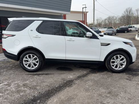 Used 2017 Land Rover Discovery SE image 4