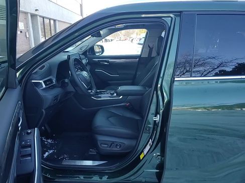 New 2025 Toyota Highlander Platinum image 11