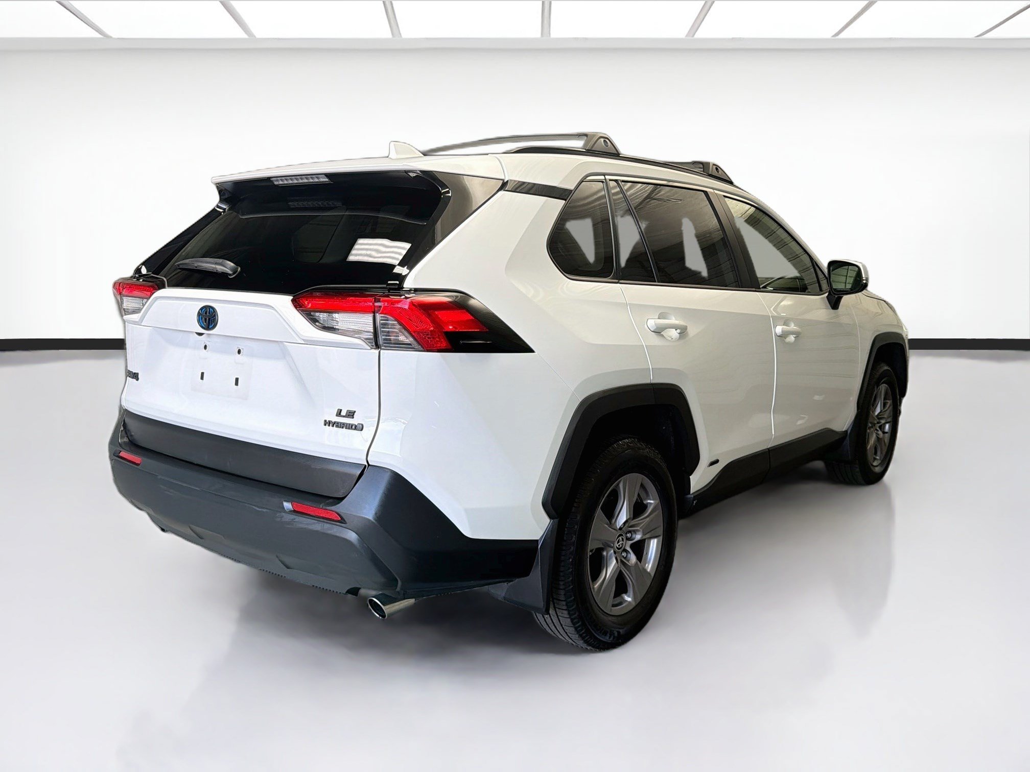 Used 2022 Toyota RAV4 LE AWD/4WD image 4