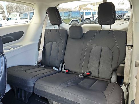 Used 2022 Chrysler Voyager LX image 10
