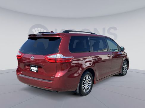 Used 2018 Toyota Sienna XLE w/ XLE Navigation Package FWD image 11