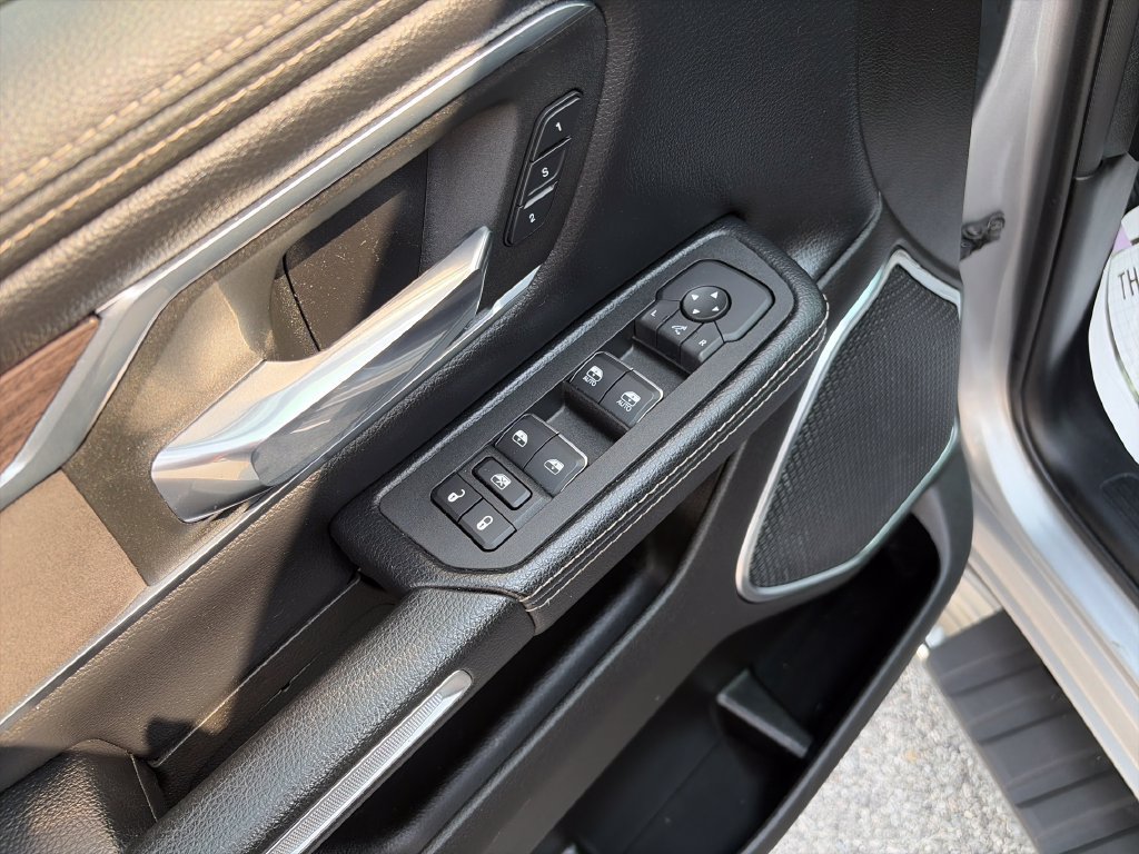 Used 2025 RAM 1500 Laramie AWD/4WD image 12