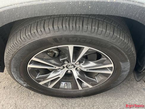 Certified 2018 Toyota Highlander Plus w/ Carpet Mat Package (TMS) AWD/4WD image 8