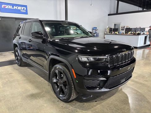 Used 2023 Jeep Grand Cherokee Altitude AWD/4WD image 4