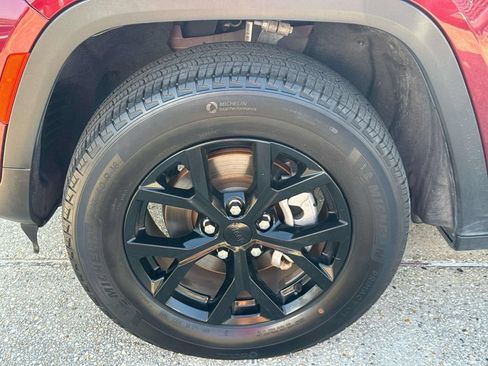 Used 2024 Jeep Grand Cherokee Altitude RWD image 4