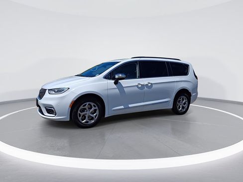 Used 2023 Chrysler Pacifica Limited AWD/4WD image 5