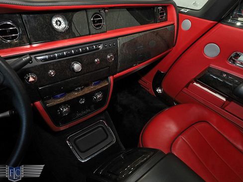Used 2017 Rolls-Royce Phantom Drophead Coupe RWD image 29