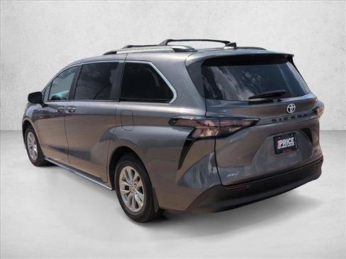 Used 2025 Toyota Sienna LE FWD image 8