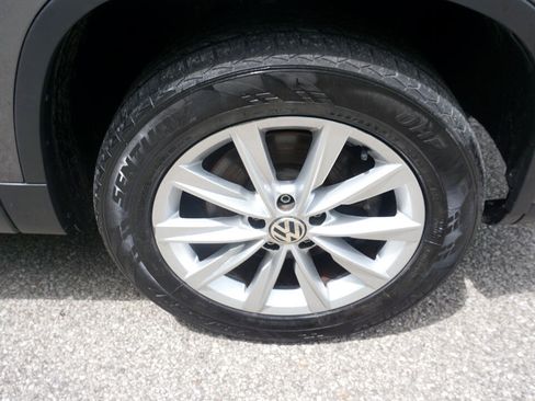 Used 2017 Volkswagen Tiguan Limited w/ Premium Package image 11