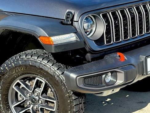 Used 2024 Jeep Gladiator Mojave w/ Technology Group image 9