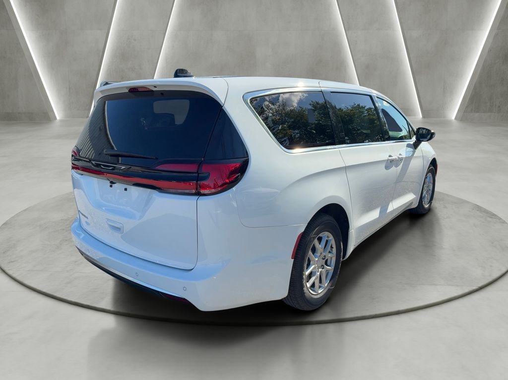 New 2027 Chrysler Pacifica Select FWD image 7