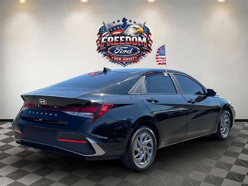 Used 2024 Hyundai Elantra SEL FWD image 5