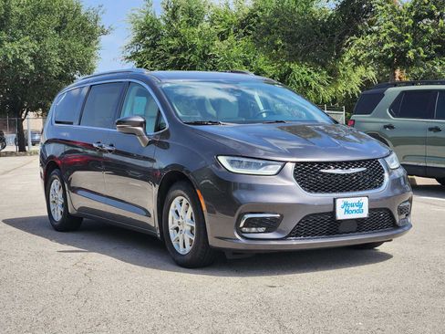 Used 2021 Chrysler Pacifica Touring-L FWD image 3