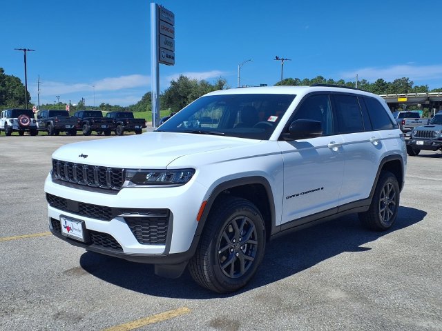 New 2027 Jeep Grand Cherokee Altitude RWD image 3