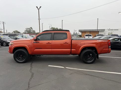 Used 2017 Toyota Tacoma TRD Sport image 6