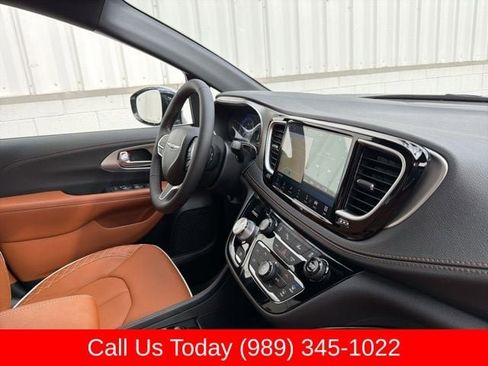 New 2026 Chrysler Pacifica Pinnacle w/ Trailer Tow Group AWD/4WD image 40