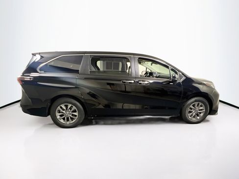 Used 2023 Toyota Sienna XLE FWD image 4
