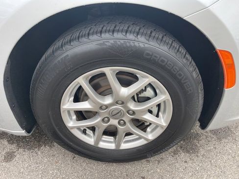 Used 2024 Chrysler Pacifica Touring-L image 10