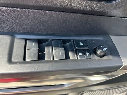 Used 2022 Toyota Tundra SR5 w/ SR5 Convenience Package AWD/4WD image 16
