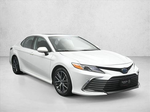 Used 2022 Toyota Camry XLE w/ Navigation Upgrade Package FWD image 4