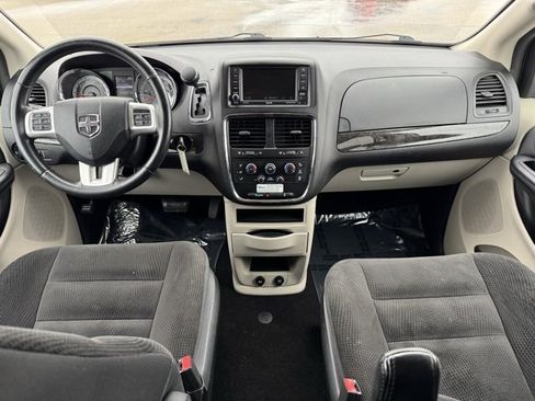 Used 2019 Dodge Grand Caravan SE w/ UConnect Hands-Free Group image 6