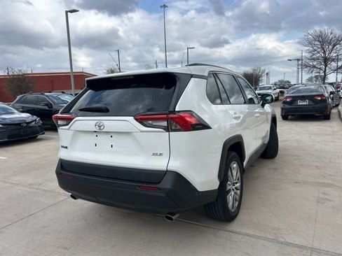 Used 2020 Toyota RAV4 XLE Premium image 3