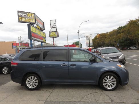 Used 2014 Toyota Sienna XLE image 9