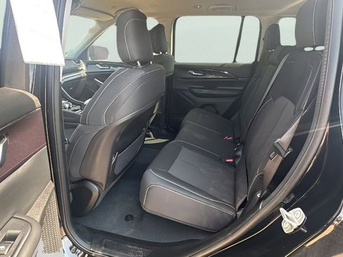 Used 2023 Jeep Grand Cherokee Laredo image 18