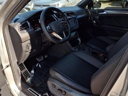 Certified 2022 Volkswagen Tiguan SE R-Line image 16