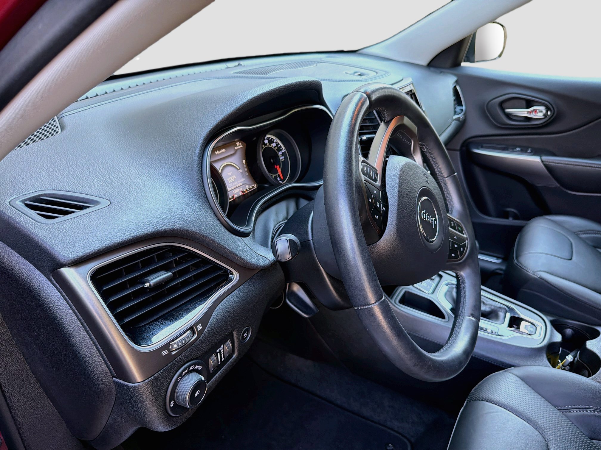 Used 2019 Jeep Cherokee Limited w/ Luxury Group FWD image 7