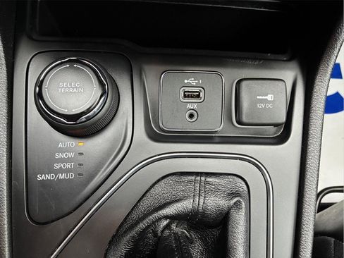 Used 2020 Jeep Cherokee Latitude Plus w/ Cold Weather Group AWD/4WD image 27