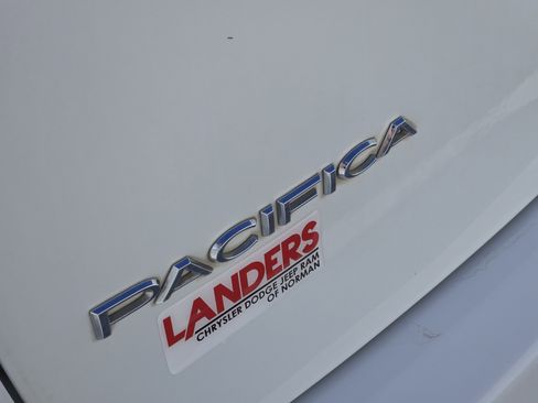 Used 2022 Chrysler Pacifica Touring-L image 13