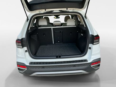 Certified 2025 Volkswagen Taos SE w/ Panoramic Sunroof Package AWD/4WD image 16