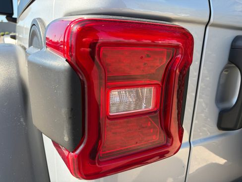 Used 2023 Jeep Wrangler Rubicon w/ Steel Bumper Group AWD/4WD image 31
