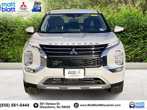 Used 2023 Mitsubishi Outlander SE image 3