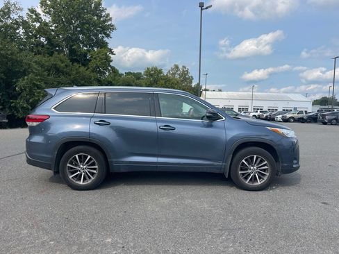 Used 2017 Toyota Highlander XLE AWD/4WD image 6