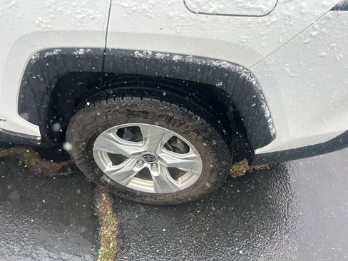 Used 2021 Toyota RAV4 XLE w/ Convenience Package image 15