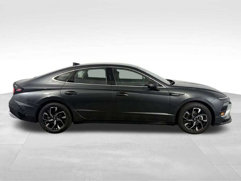 Used 2025 Hyundai Sonata SEL FWD image 5