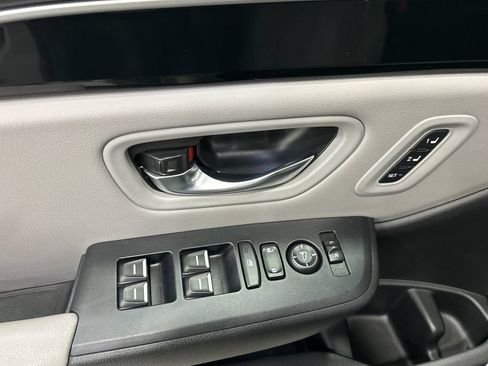 Used 2024 Honda Pilot Touring image 11