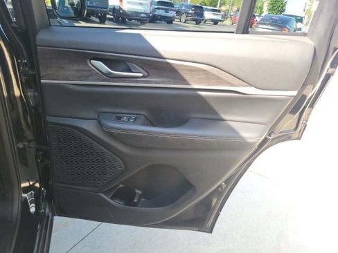 Used 2023 Jeep Grand Cherokee Limited AWD/4WD image 23