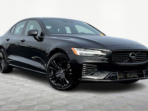 Used 2022 Volvo S60 T8 R-Design image 3