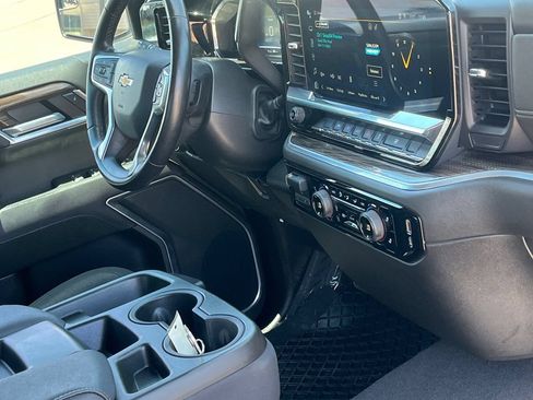 Used 2022 Chevrolet Silverado 1500 LT AWD/4WD image 9