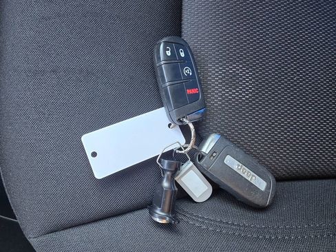 Used 2017 Jeep Renegade Latitude w/ Cold Weather Group image 32