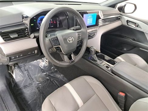 Used 2025 Toyota Camry SE image 18