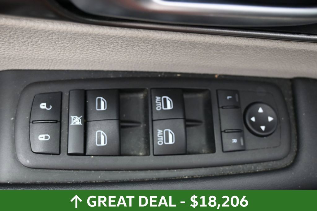 Used 2023 Chrysler Pacifica Touring-L FWD image 21