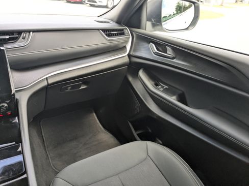 Certified 2025 Jeep Grand Cherokee L Laredo w/ Luxury Tech Group I image 15