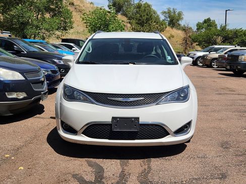 Used 2018 Chrysler Pacifica Touring-L FWD image 18