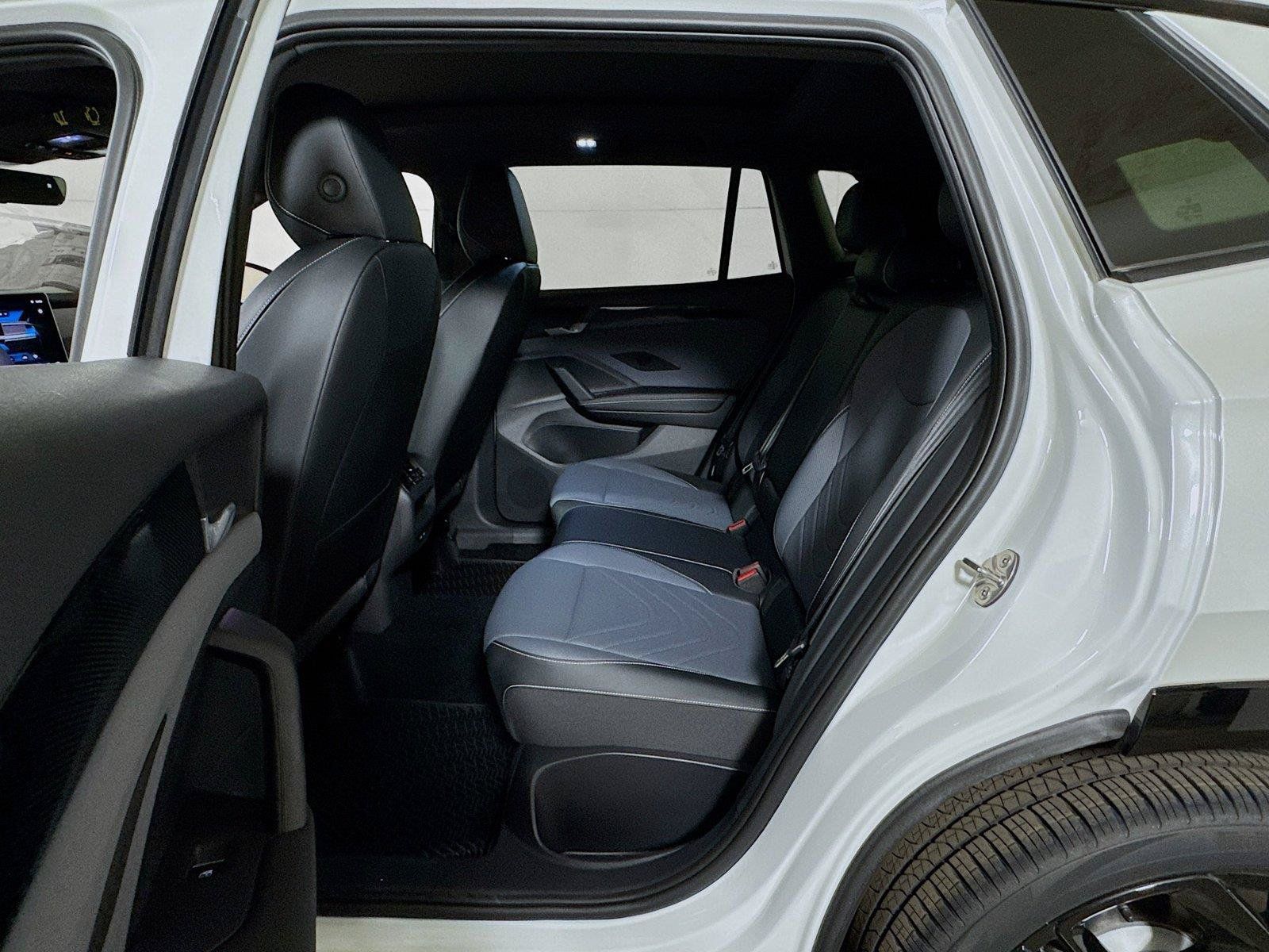 New 2026 Volkswagen Tiguan SE R-Line FWD image 12
