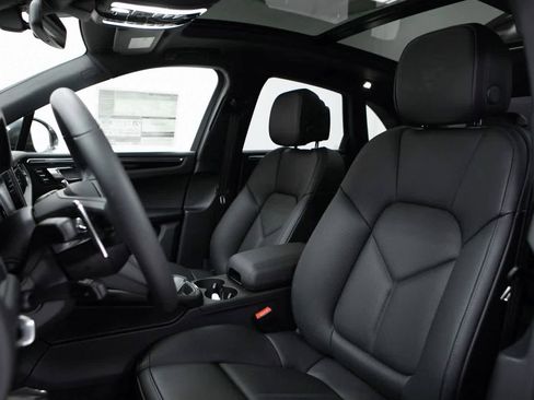 Certified 2025 Porsche Macan image 5