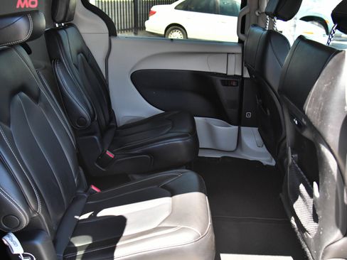 Used 2023 Chrysler Pacifica Touring-L FWD image 48